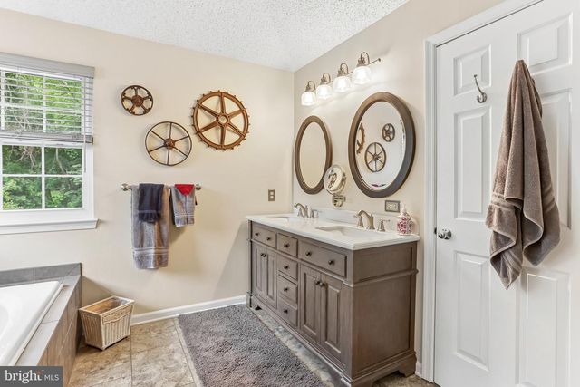 1204 WOODSVIEW DR, Garnet Valley, PA 19060