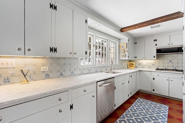 139 Walpole St, Dover, MA 02030