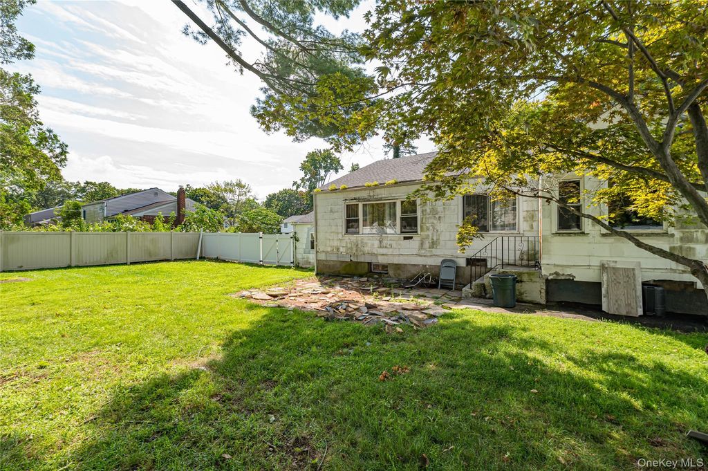 19 South Lane, Huntington, NY 11743 — photo 3