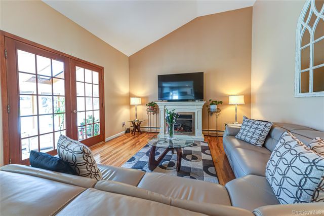 23 Clearbrook Drive, Smithtown, NY 11787