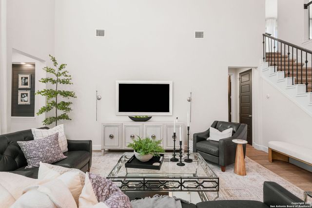 303 Navarro, Boerne, TX 78006