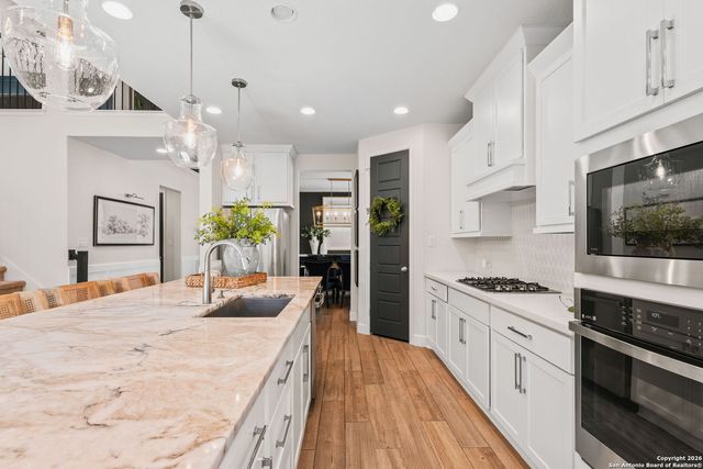 303 Navarro, Boerne, TX 78006