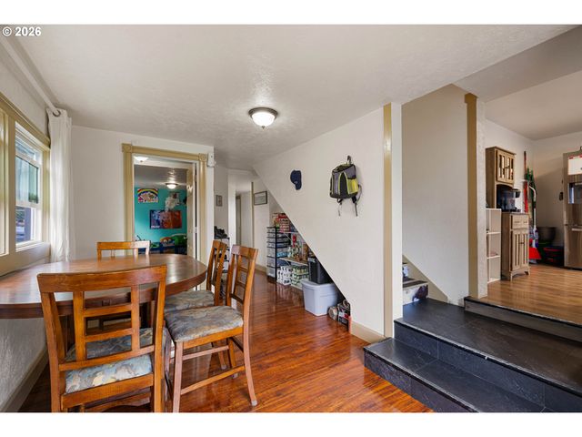 220 21ST St, Springfield, OR 97477