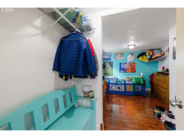 220 21ST St, Springfield, OR 97477