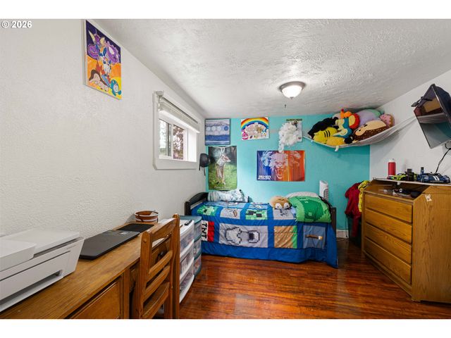 220 21ST St, Springfield, OR 97477