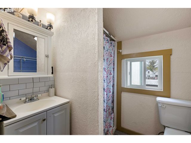 220 21ST St, Springfield, OR 97477