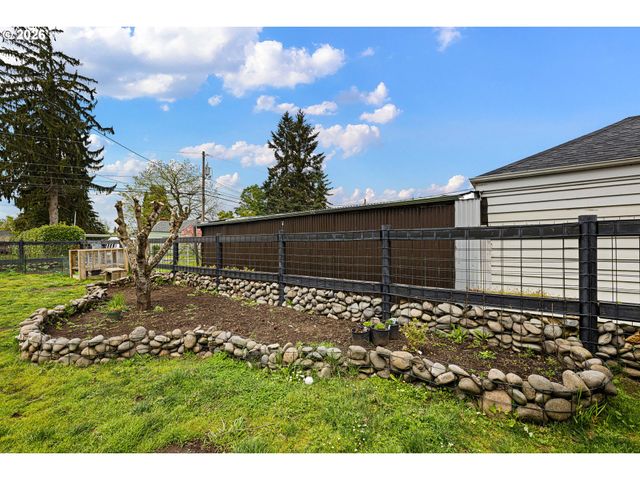 220 21ST St, Springfield, OR 97477