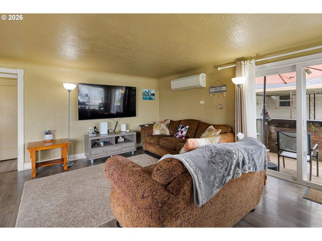 220 21ST St, Springfield, OR 97477