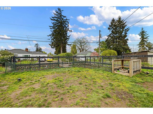 220 21ST St, Springfield, OR 97477