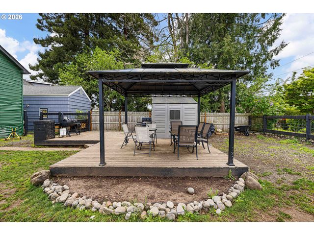 220 21ST St, Springfield, OR 97477