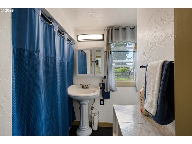 220 21ST St, Springfield, OR 97477