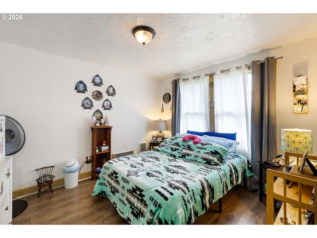 220 21ST St, Springfield, OR 97477