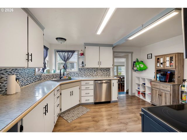 220 21ST St, Springfield, OR 97477