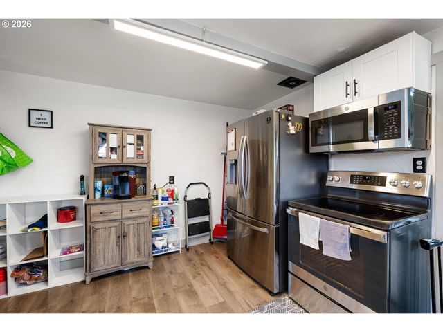 220 21ST St, Springfield, OR 97477