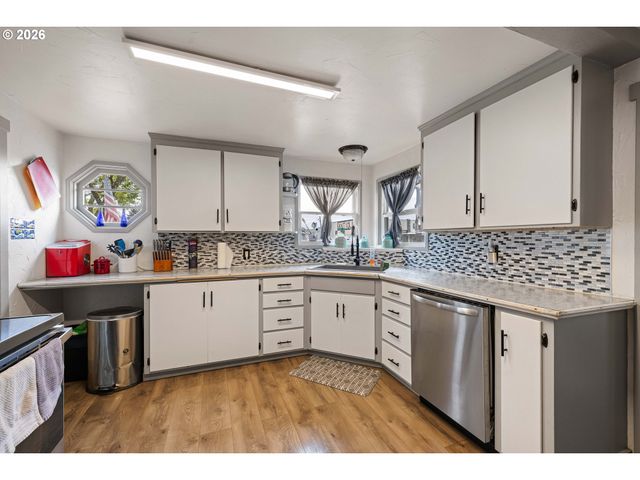 220 21ST St, Springfield, OR 97477