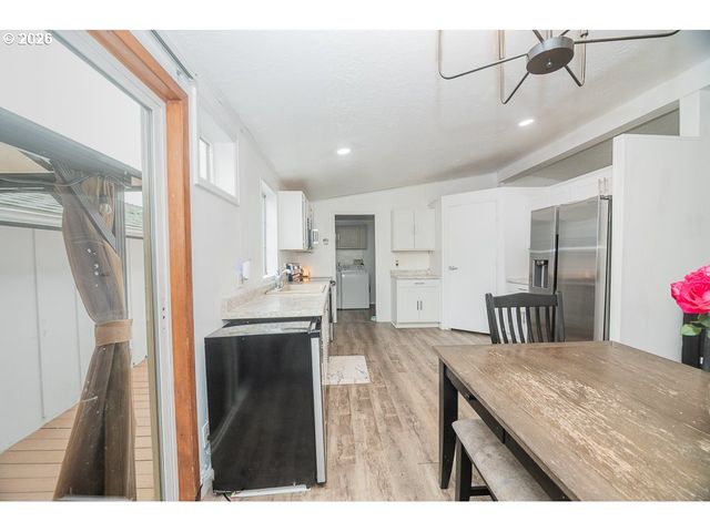 898 LOCHAVEN Ave, Springfield, OR 97477