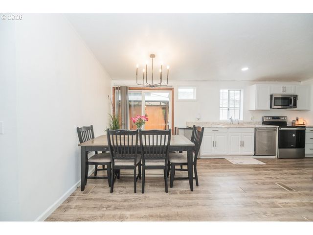 898 LOCHAVEN Ave, Springfield, OR 97477