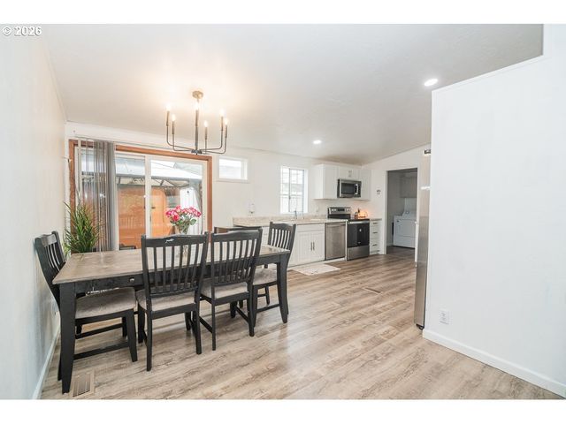 898 LOCHAVEN Ave, Springfield, OR 97477