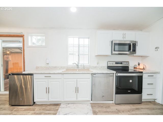 898 LOCHAVEN Ave, Springfield, OR 97477