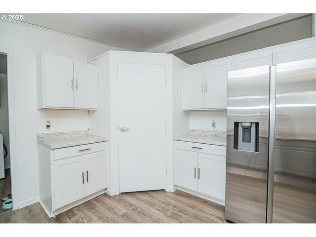 898 LOCHAVEN Ave, Springfield, OR 97477