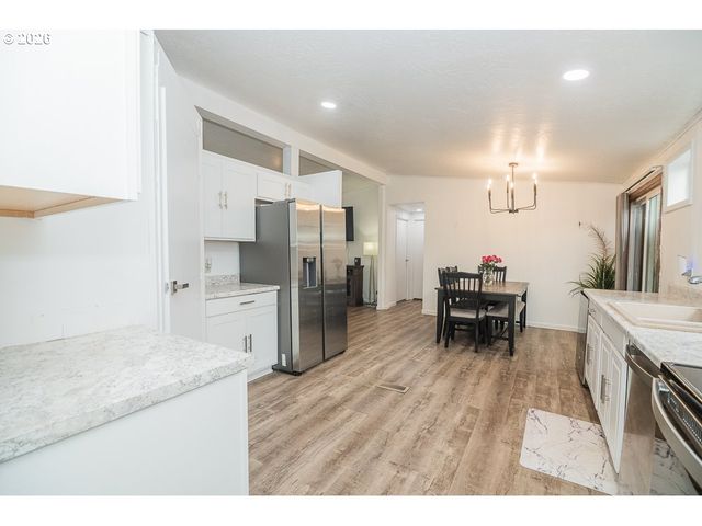 898 LOCHAVEN Ave, Springfield, OR 97477