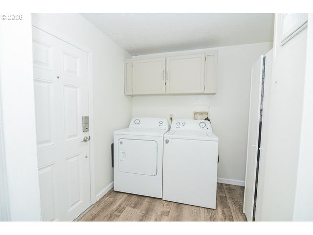 898 LOCHAVEN Ave, Springfield, OR 97477