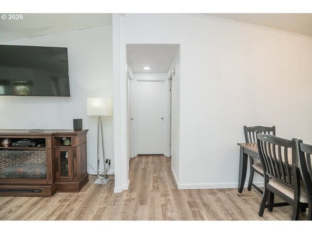 898 LOCHAVEN Ave, Springfield, OR 97477