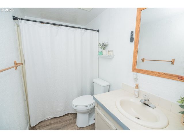 898 LOCHAVEN Ave, Springfield, OR 97477