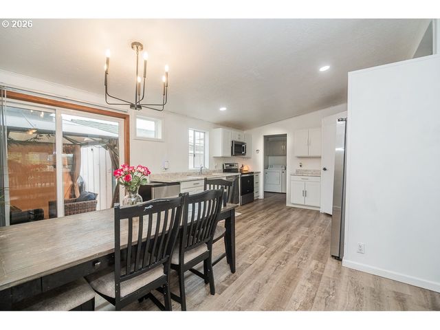 898 LOCHAVEN Ave, Springfield, OR 97477