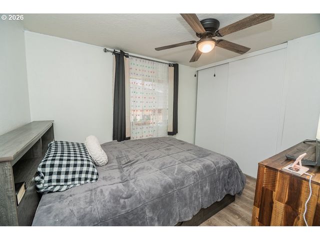 898 LOCHAVEN Ave, Springfield, OR 97477