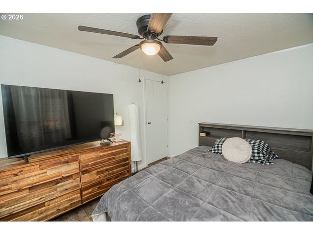 898 LOCHAVEN Ave, Springfield, OR 97477