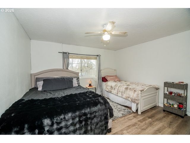 898 LOCHAVEN Ave, Springfield, OR 97477