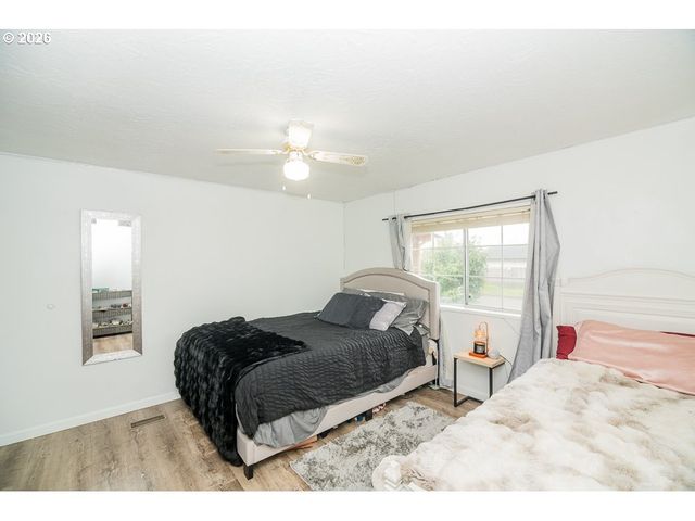 898 LOCHAVEN Ave, Springfield, OR 97477