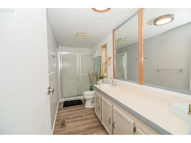 898 LOCHAVEN Ave, Springfield, OR 97477