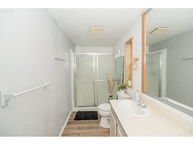 898 LOCHAVEN Ave, Springfield, OR 97477