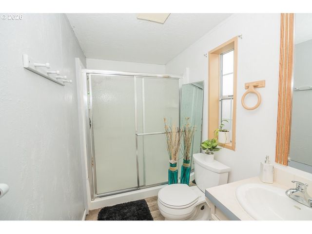 898 LOCHAVEN Ave, Springfield, OR 97477