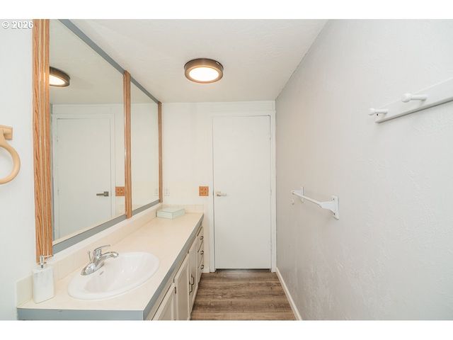 898 LOCHAVEN Ave, Springfield, OR 97477