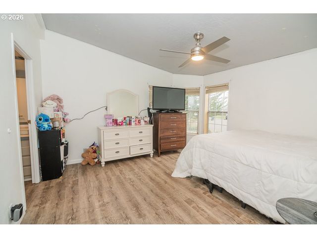 898 LOCHAVEN Ave, Springfield, OR 97477