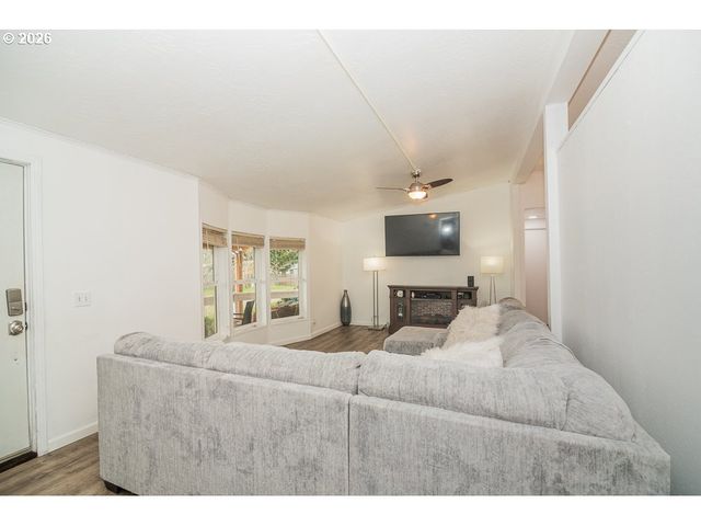 898 LOCHAVEN Ave, Springfield, OR 97477