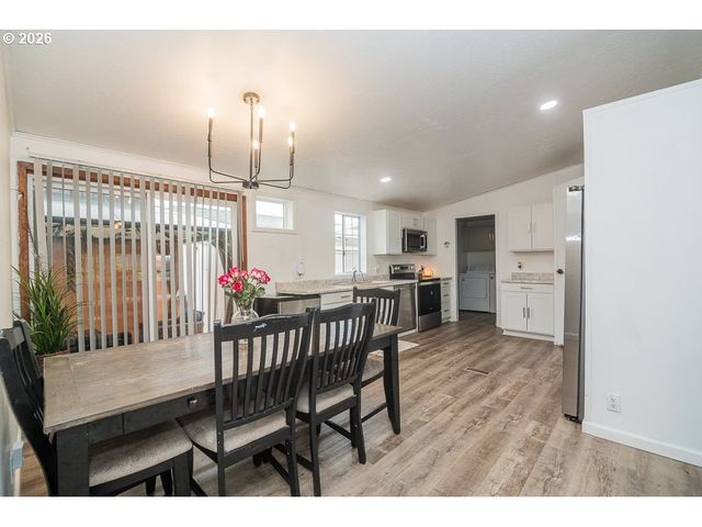 898 LOCHAVEN Ave, Springfield, OR 97477