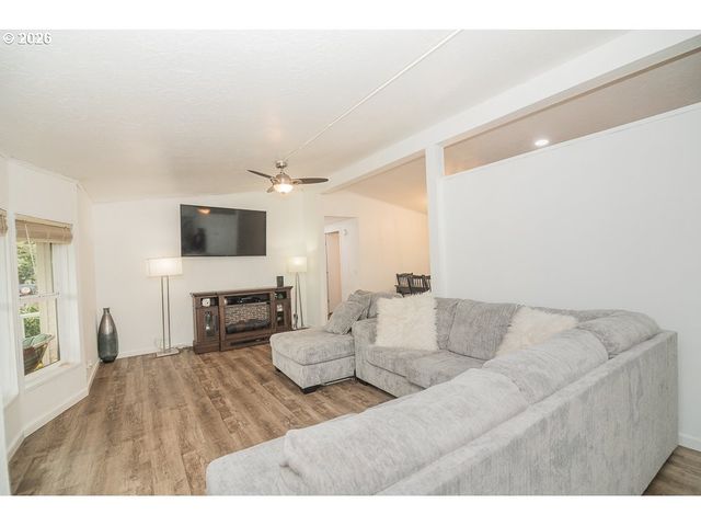 898 LOCHAVEN Ave, Springfield, OR 97477