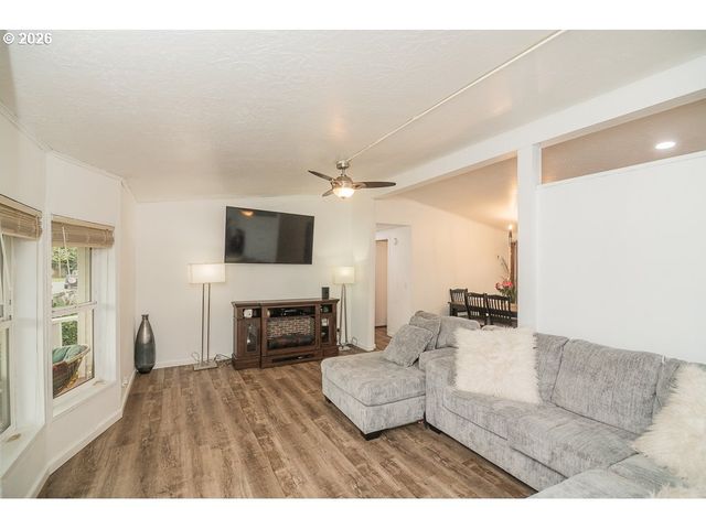 898 LOCHAVEN Ave, Springfield, OR 97477