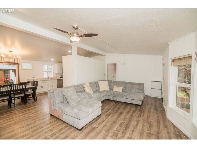 898 LOCHAVEN Ave, Springfield, OR 97477