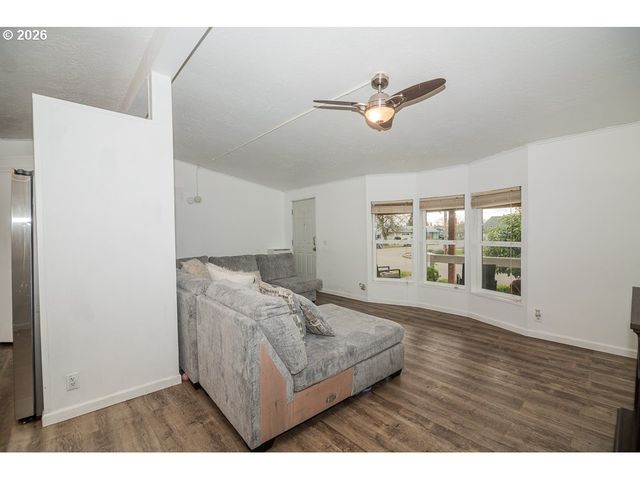 898 LOCHAVEN Ave, Springfield, OR 97477