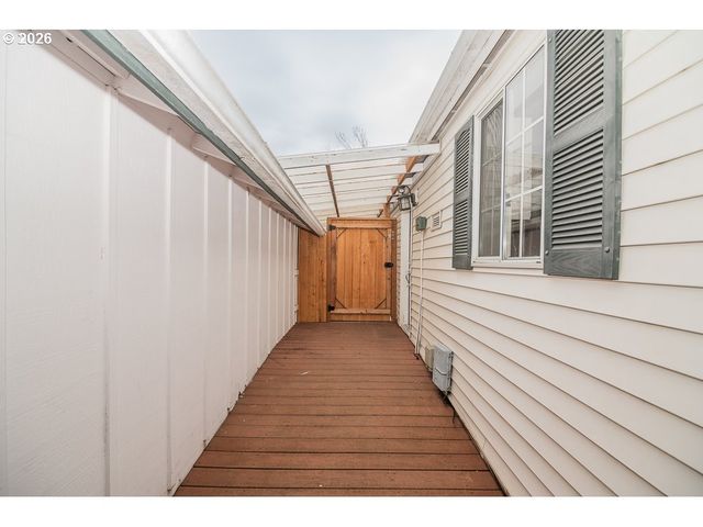 898 LOCHAVEN Ave, Springfield, OR 97477