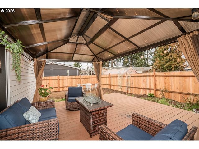 898 LOCHAVEN Ave, Springfield, OR 97477