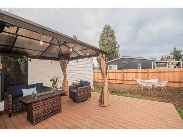 898 LOCHAVEN Ave, Springfield, OR 97477