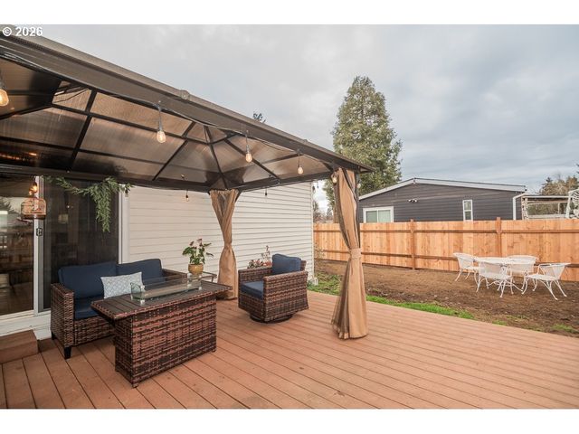 898 LOCHAVEN Ave, Springfield, OR 97477