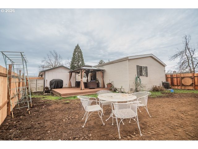 898 LOCHAVEN Ave, Springfield, OR 97477