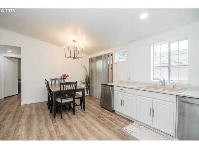 898 LOCHAVEN Ave, Springfield, OR 97477